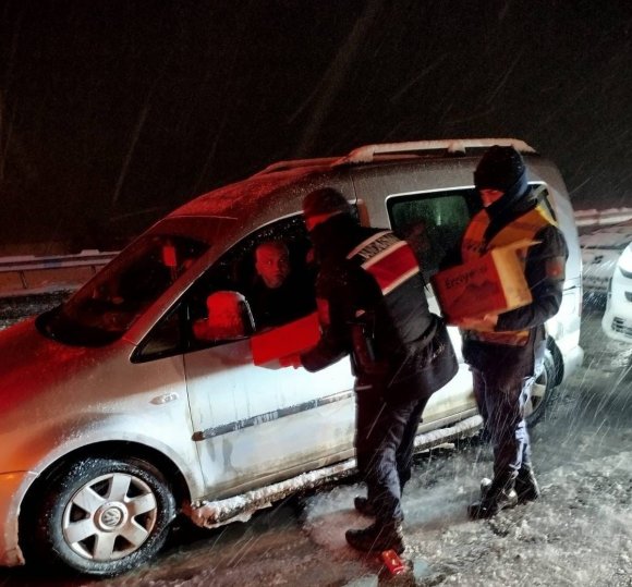 KAHRAMANMARAŞ’TA YOLDA MAHSUR KALAN VATANDAŞLARA JANDARMADAN YARDIM