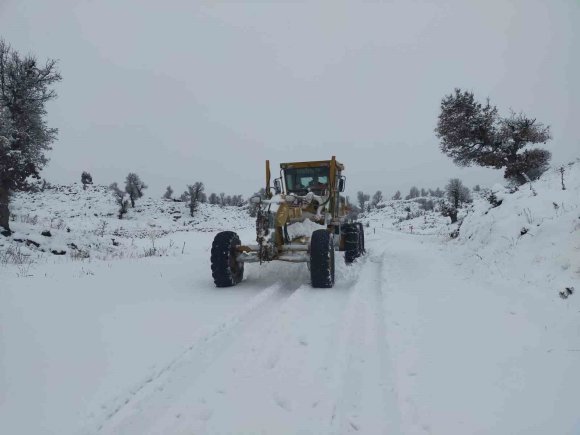 MERSİN BÜYÜKŞEHİR BELEDİYESİ EKİPLERİ KARLA MÜCADELEYE BAŞLADI