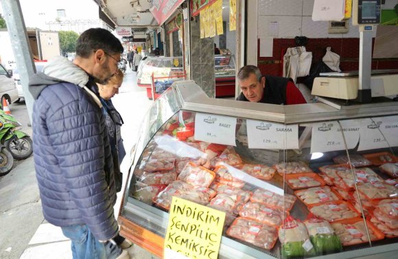 ZEHİRLENMELER TAVUK FİYATLARINI BASKILADI