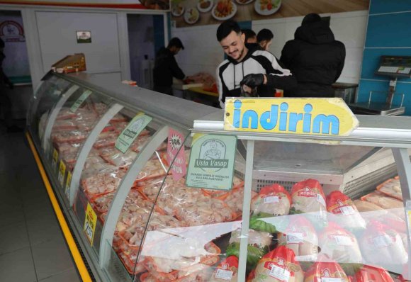 ZEHİRLENMELER TAVUK FİYATLARINI BASKILADI