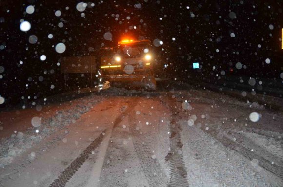 ANTALYA-KONYA KARAYOLUNDA KAR YAĞIŞI YENİDEN BAŞLADI