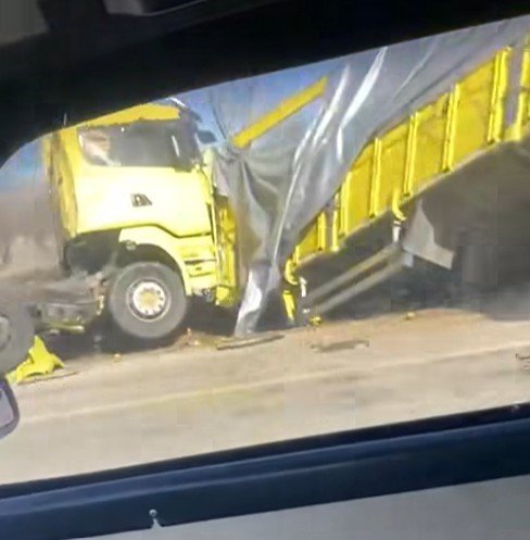 BURDUR’DA LİMON YÜKÜ TIR ŞARAMPOLE DEVRİLDİ