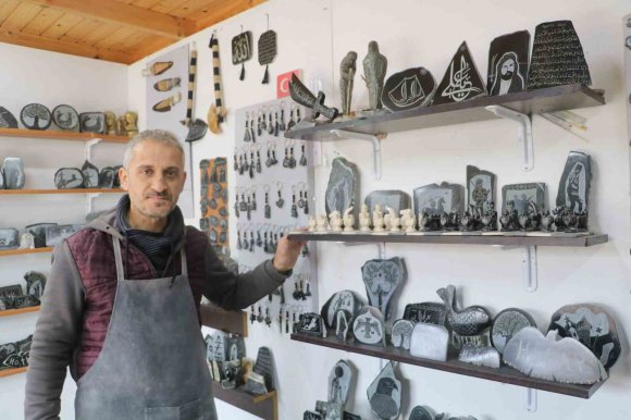 HOBİ OLARAK BAŞLADIĞI MESLEĞİNDE 25 YILDIR EKMEĞİNİ TAŞTAN ÇIKARIYOR