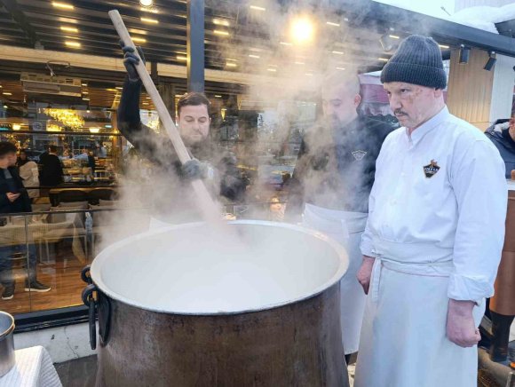 ALPEDO’DAN SOĞUK KIŞ AKŞAMI 1 TON ÜCRETSİZ SALEP İKRAMI