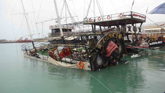 MERSİN’DE ŞİDDETLİ YAĞIŞ VE FIRTINA GEZİ TEKNESİNİ BATIRDI