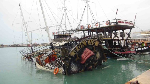 MERSİN’DE ŞİDDETLİ YAĞIŞ VE FIRTINA GEZİ TEKNESİNİ BATIRDI