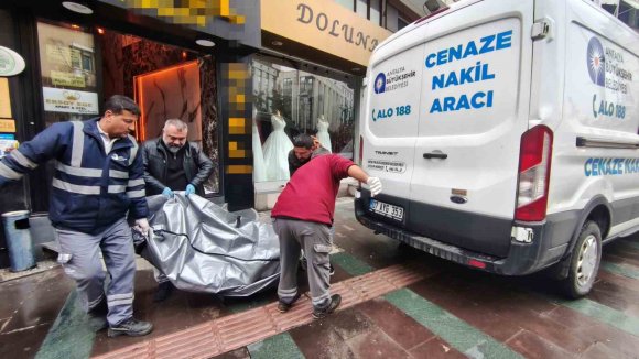 DÜN GİRİŞ YAPTIĞI APART OTEL ODASINDA ÖLÜ BULUNDU