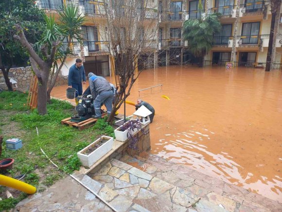 KEMER’DE SAĞANAK SONRASI TEMİZLİK ÇALIŞMALARI DEVAM EDİYOR