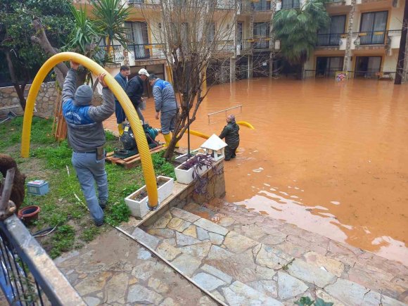 KEMER’DE SAĞANAK SONRASI TEMİZLİK ÇALIŞMALARI DEVAM EDİYOR