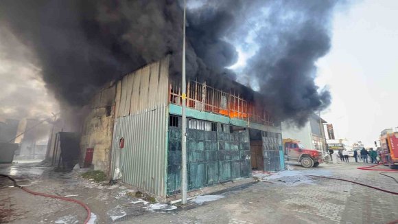 MOBİLYA ATÖLYESİ ALEVLERE TESLİM OLDU