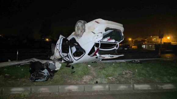 AYDINLATMA DİREĞİNE ÇARPAN OTOMOBİL TAKLA ATTI: 1 YAŞINDAKİ BEBEK ÖLDÜ, ANNE VE BABA YARALANDI