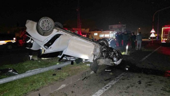 AYDINLATMA DİREĞİNE ÇARPAN OTOMOBİL TAKLA ATTI: 1 YAŞINDAKİ BEBEK ÖLDÜ, ANNE VE BABA YARALANDI