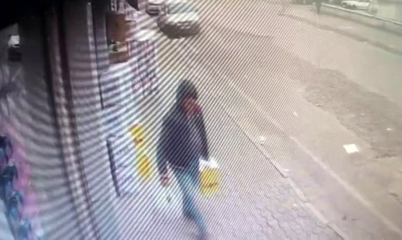 MARKETİN ÖNÜNDEKİ SIVI YAĞ KOLİSİNİ ÇALAN ŞAHSIN O ANLARI KAMERADA