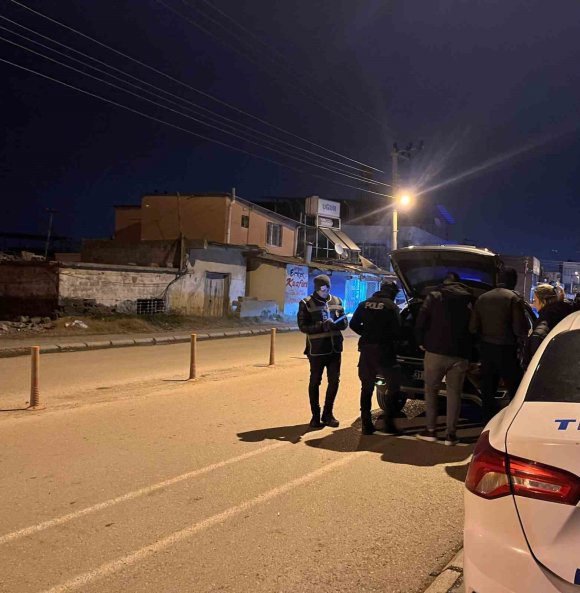 İSKENDERUN POLİSİ SOĞUK HAVADA ASAYİŞ İÇİN SAHADA