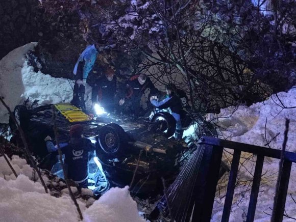 KAHRAMANMARAŞ’TA OTOMOBİL KÖPRÜDEN UÇTU 1’İ AĞIR 4 KİŞİ YARALANDI