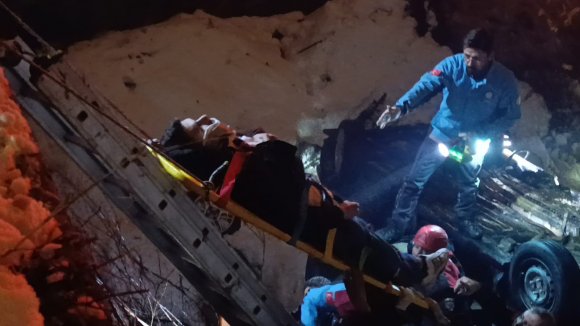 KAHRAMANMARAŞ’TA OTOMOBİL KÖPRÜDEN UÇTU 1’İ AĞIR 4 KİŞİ YARALANDI