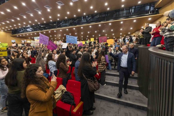 SEÇER: "MERSİN, EĞİTİMLİ GENÇLERLE DAHA DA GELİŞECEK"