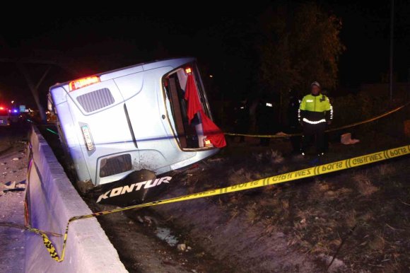 ADANA’DA YOLCU OTOBÜSÜ DEVRİLDİ: 8 YARALI