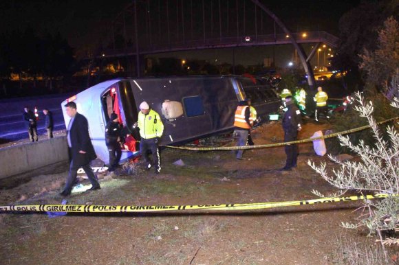 ADANA’DA YOLCU OTOBÜSÜ DEVRİLDİ: 8 YARALI