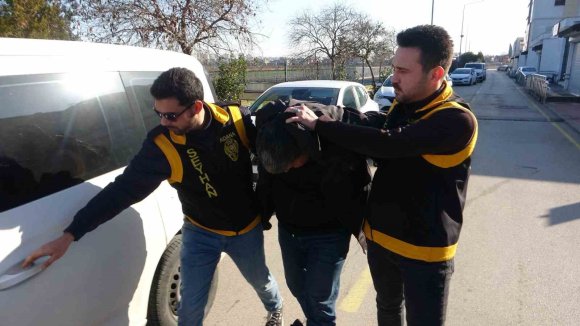 ADANA’DA KASKLA SERVİS ARACININ CAMINI KIRAN SÜRÜCÜ SERBEST KALDI