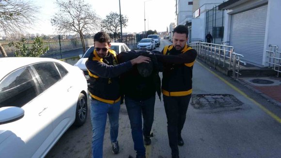 ADANA’DA KASKLA SERVİS ARACININ CAMINI KIRAN SÜRÜCÜ SERBEST KALDI