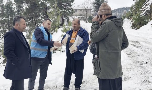 KIŞ GÜNÜ BELEDİYE EKİPLERİNDEN İKRAM