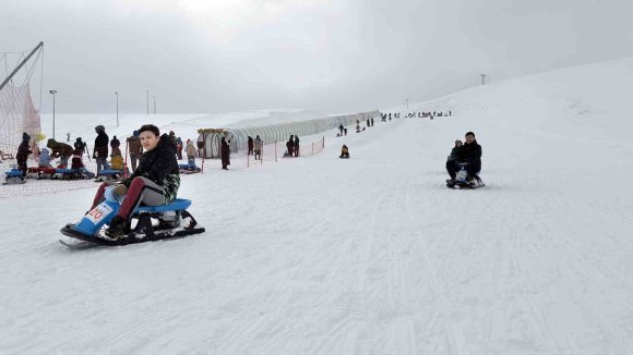 AKDENİZ’İN KAYAK MERKEZİ YEDİKUYULAR’A İLGİ YOĞUN