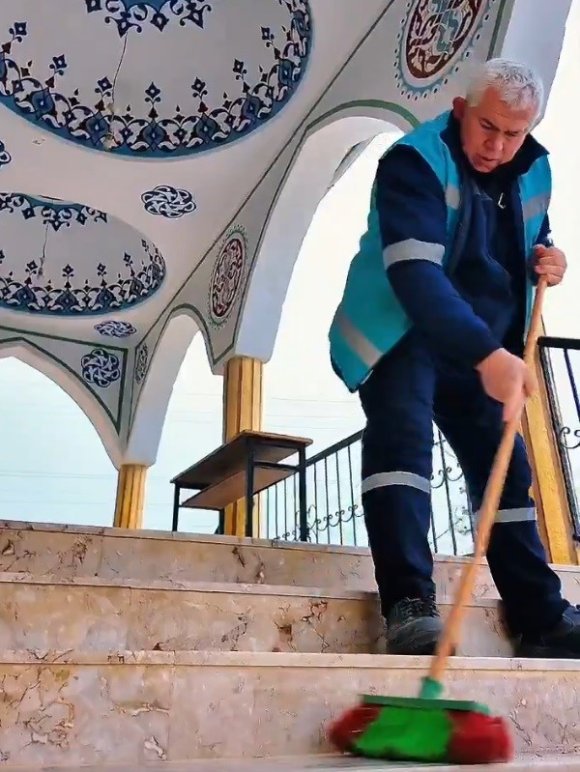 ANTAKYA BELEDİYESİ, CAMİLERDE TEMİZLİK FAALİYETLERİNİ SÜRDÜRÜYOR