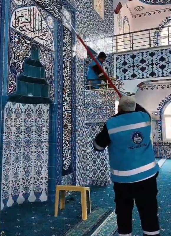 ANTAKYA BELEDİYESİ, CAMİLERDE TEMİZLİK FAALİYETLERİNİ SÜRDÜRÜYOR
