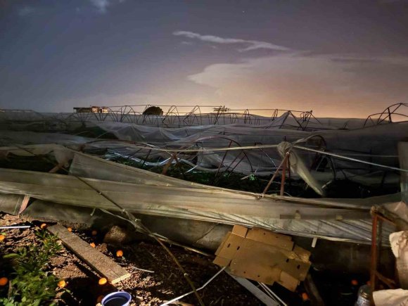 ANTALYA’DA HORTUM SERALARA ZARAR VERDİ