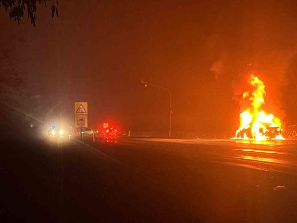 BURDUR’DA LÜKS OTOMOBİL ALEV ALEV YANDI