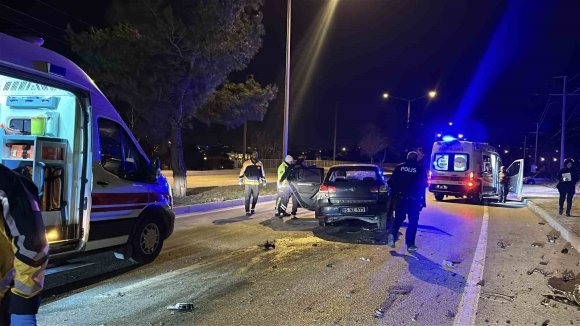 ALKOLLÜ SÜRÜCÜ ORTALIĞI SAVAŞ ALANINA ÇEVİRDİ: 2 YARALI