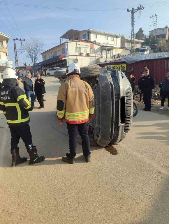 KIRIKHAN’DA OTOMOBİL YAN YATTI: 2 YARALI