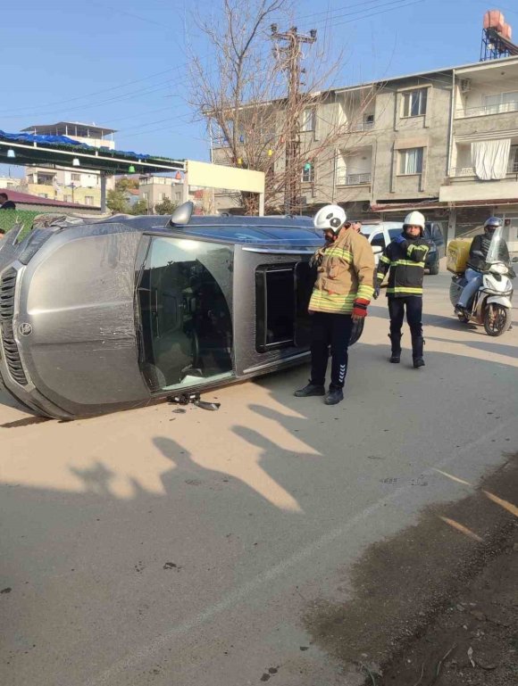 KIRIKHAN’DA OTOMOBİL YAN YATTI: 2 YARALI