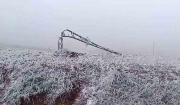 TİPİ ONLARCA ELEKTRİK DİREĞİNİ YIKTI, BUZLA KAPLANAN İLETİM HATLARI EKİPLERCE TEMİZLENDİ