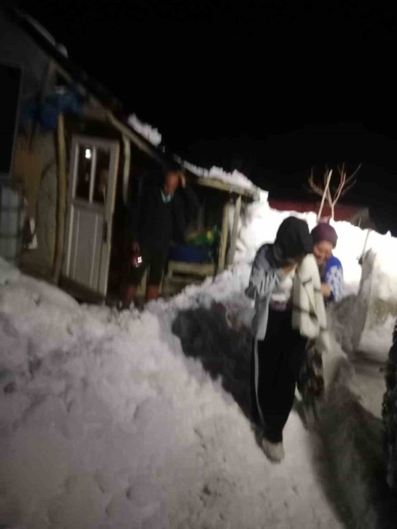 YAYLADA RAHATSIZLANAN KADIN EKİPLERCE KURTARILDI