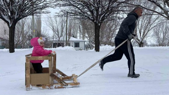 TORUNUNU KIZAKLA ÇEKEREK ANTRENMAN YAPIYOR