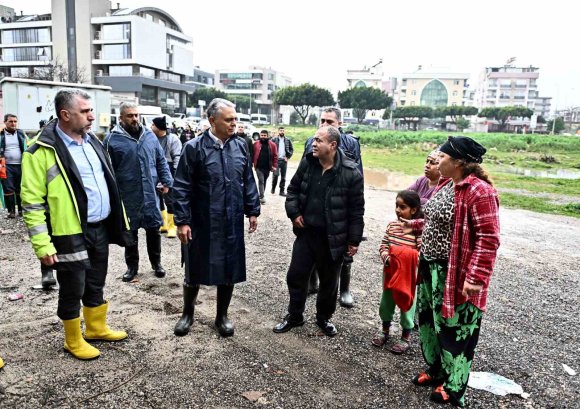 BAŞKAN UYSAL, SEL BASKININDAN ZARAR GÖREN EVLERDE