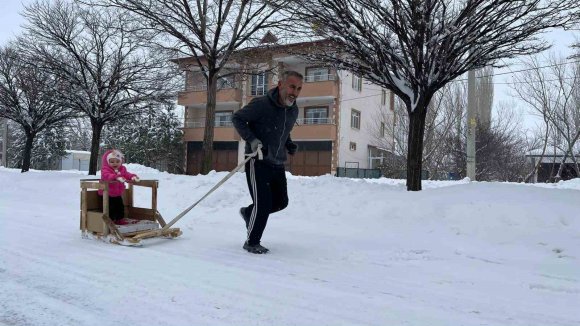 TORUNUNU KIZAKLA ÇEKEREK ANTRENMAN YAPIYOR