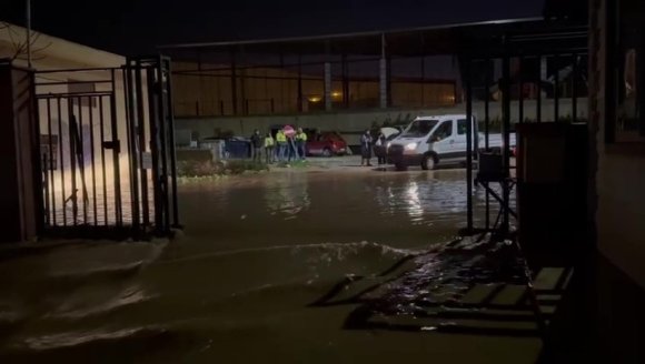 TAŞAN DERE NEDENİYLE SİTENİN BAHÇESİ VE ARAÇLAR SU İÇİNDE KALDI