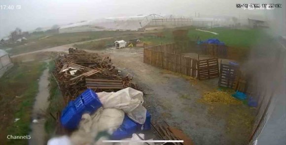 HORTUM SANİYELER İÇİNDE SERAYI YERLE BİR ETTİ: O ANLAR KAMERADA