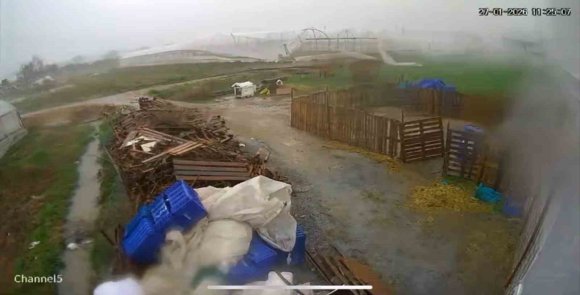 HORTUM SANİYELER İÇİNDE SERAYI YERLE BİR ETTİ: O ANLAR KAMERADA