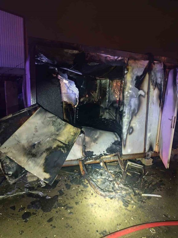 HATAY’DA KONTEYNER ALEVLERE TESLİM OLDU