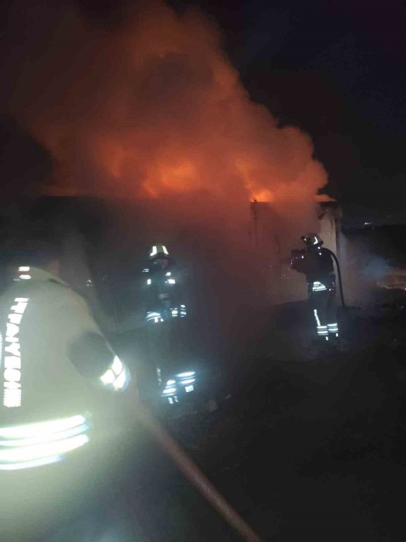 HATAY’DA KONTEYNER ALEVLERE TESLİM OLDU