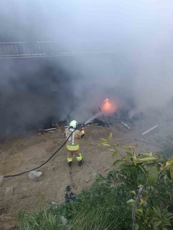 ALTINÖZÜ’NDE ODUNLUK YANGINI