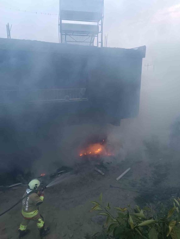 ALTINÖZÜ’NDE ODUNLUK YANGINI