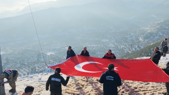 HATAY’IN ZİRVESİNDE GURURLANDIRAN BAYRAK DEĞİŞİMİ