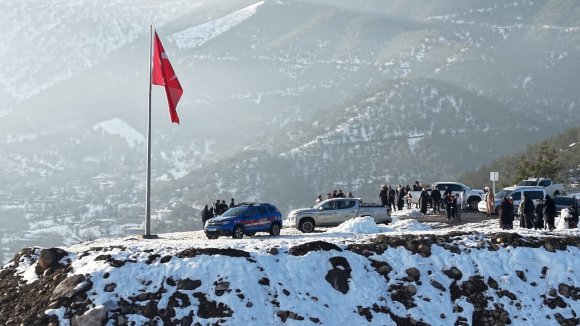 HATAY’IN ZİRVESİNDE GURURLANDIRAN BAYRAK DEĞİŞİMİ