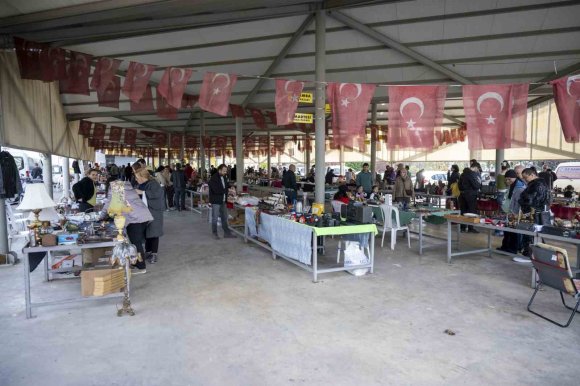 ANTİKA PAZARI, MERSİN’DE NOSTALJİ TUTKUNLARINI BULUŞTURUYOR