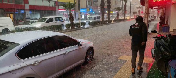 SİLİFKE’DE DOLU FELAKETİ: SOKAKLAR BEYAZA BÜRÜNDÜ, TARIM ALANLARI ZARAR GÖRDÜ